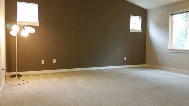 Building Photo - Amazing 4 beds, 2 dens, 2.75 baths in Kirkland.  Minutes to Microsoft/Costco