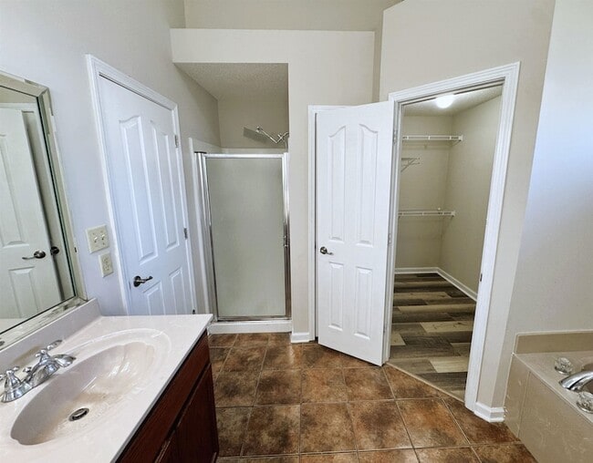 Building Photo - 6098 Ravenwood Lake Dr E