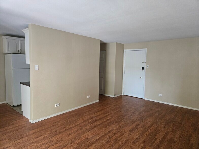 Building Photo - 2325 S Linden Ct