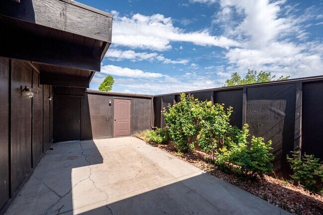 Building Photo - Charming Townhome