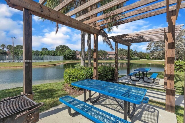 Building Photo - 701 Vista Isles Dr