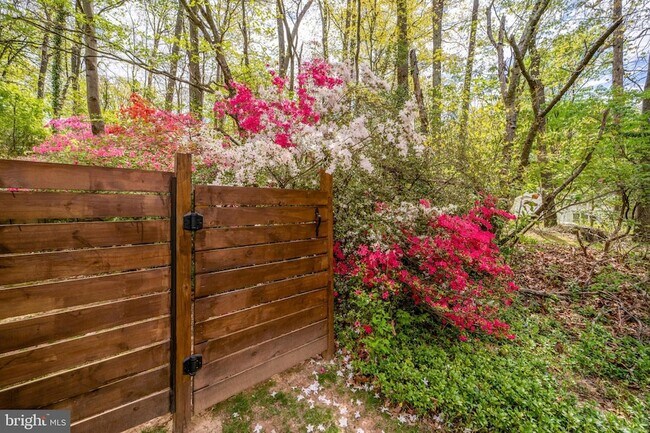 Building Photo - 2235 Abbotsford Dr