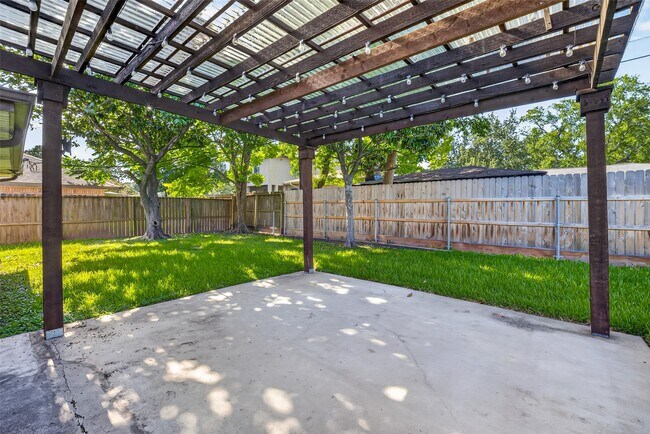 Building Photo - 5310 Indigo St