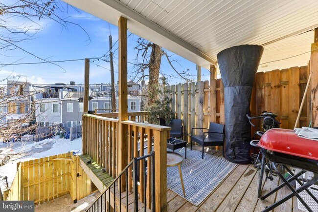 Building Photo - 737 Dolphin St