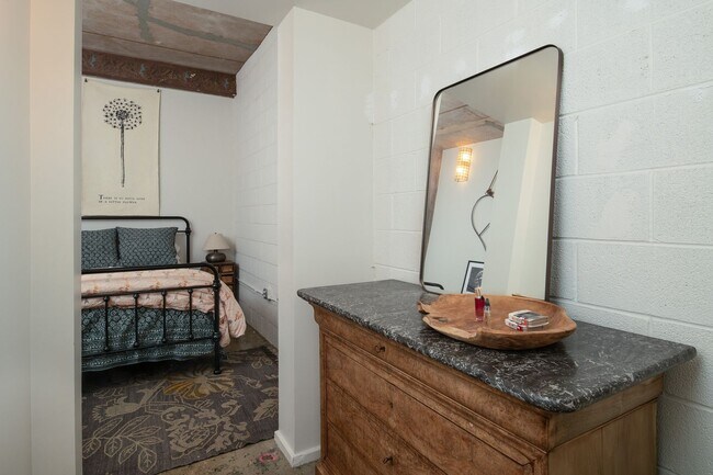 Building Photo - Enjoy the excitement of living in the heart of downtown Knoxville with this FURNISHED loft at $27...