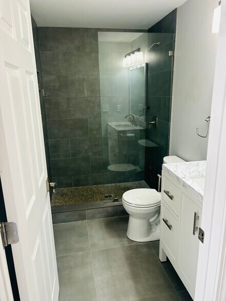 Upstairs bath - 33 Deer St