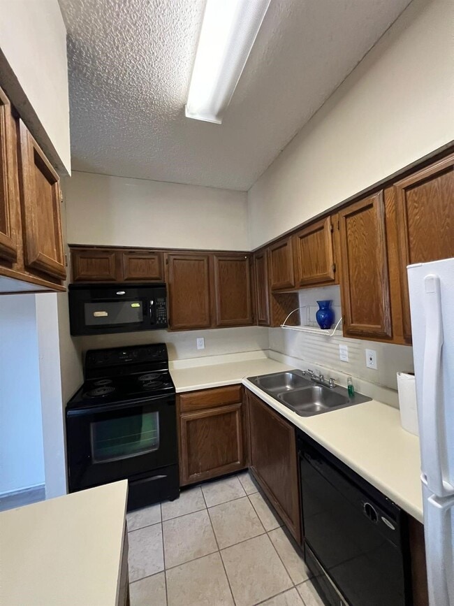 Building Photo - 17417 Red Oak Dr