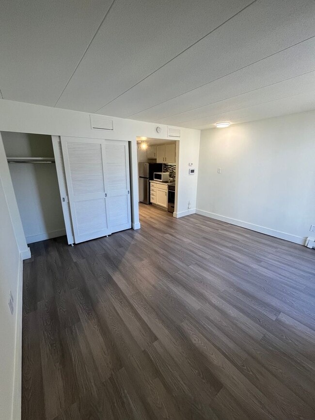 Building Photo - Studio Premium