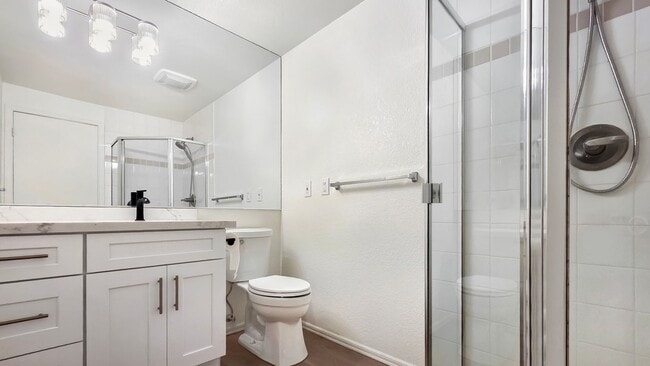 Building Photo - Top-Floor Corner End-Unit with Great Light