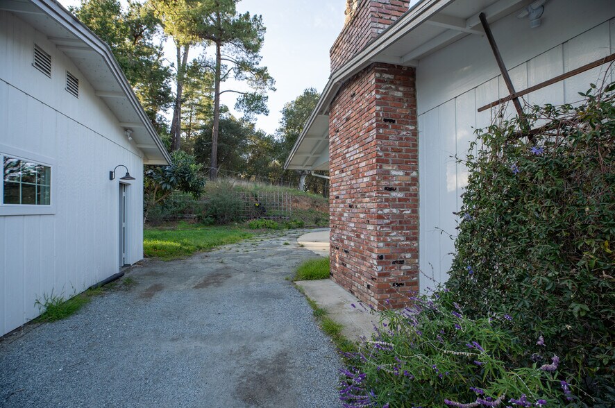 Building Photo - 384 Crazy Horse Canyon Rd