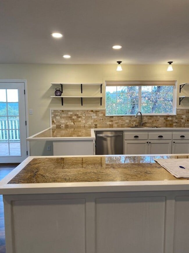 Building Photo - Pine Grove Home
