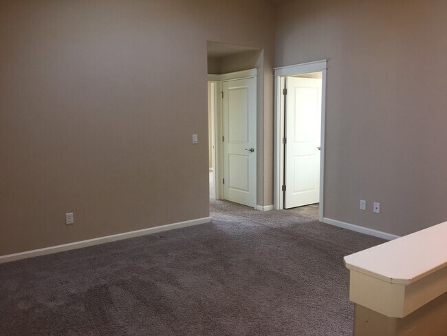 Building Photo - Modern and Spacious Townhome, NE Bend