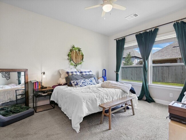 Building Photo - 2240 Lazy Dog Ln