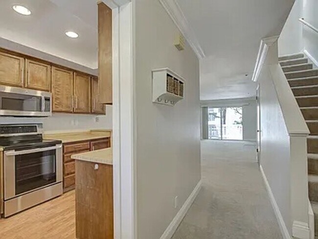 Building Photo - Outstanding 2BD/2BA Condo Near Pleasant Hill BART – Walnut Creek