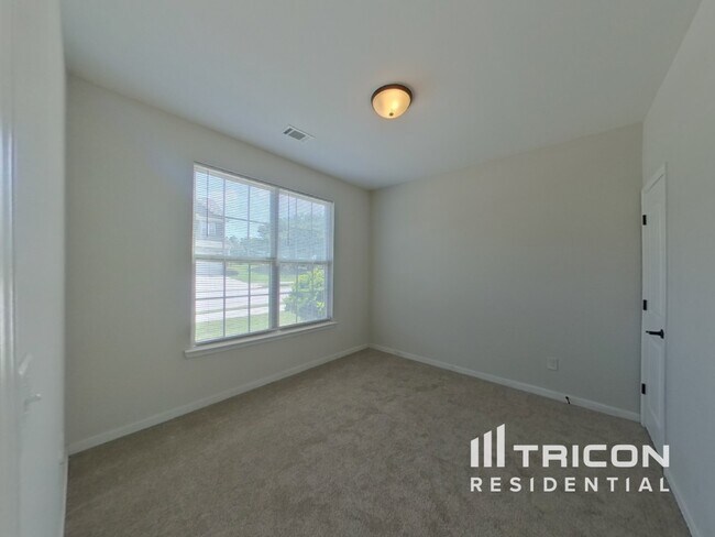 Building Photo - 101 Daisy Cir