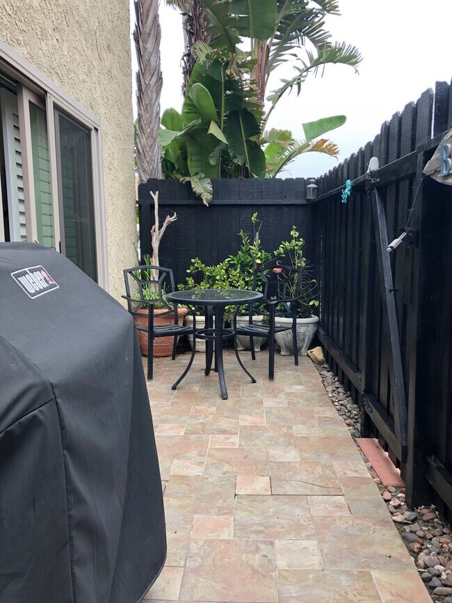 Building Photo - Relaxing Condo just steps away from the beach!