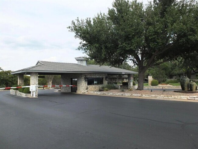 Building Photo - 1713 Clubhouse Hill Dr