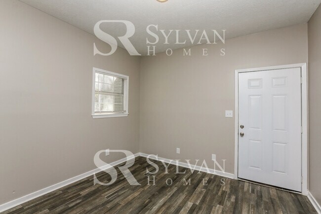 Building Photo - This 3 bedroom, 2 bathroom home on approxi...
