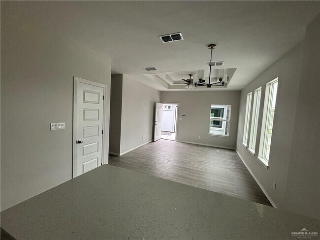 Building Photo - 909 Deluxe St