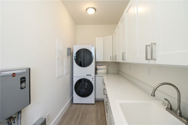 Building Photo - 4879 Esplanade St