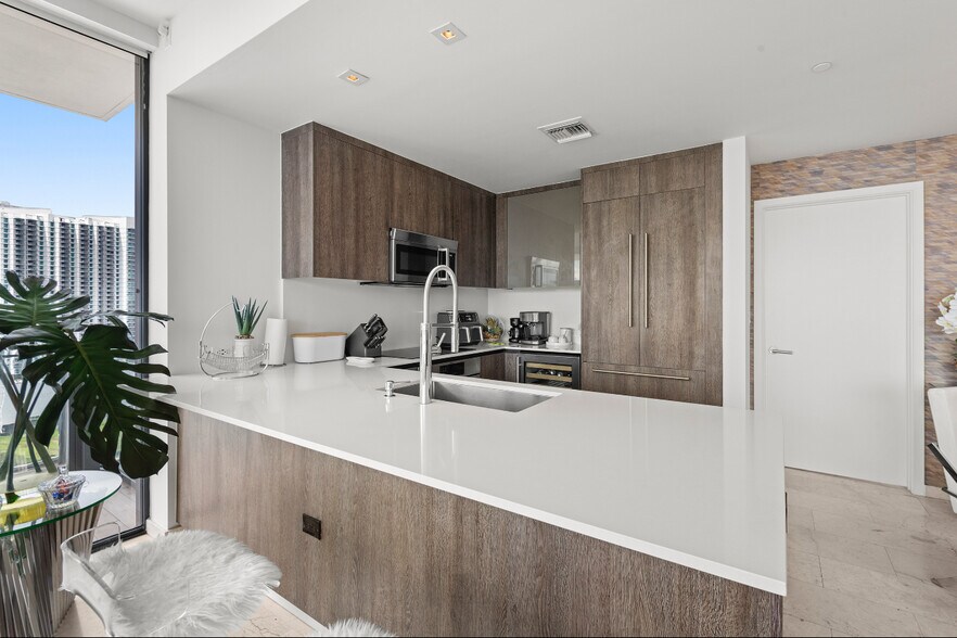 Building Photo - 950 Brickell Bay Dr