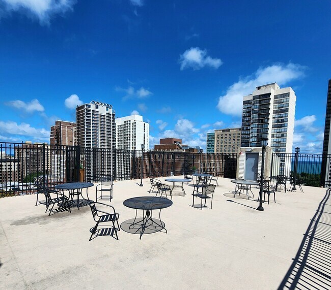 Building Photo - 450 W Briar Pl