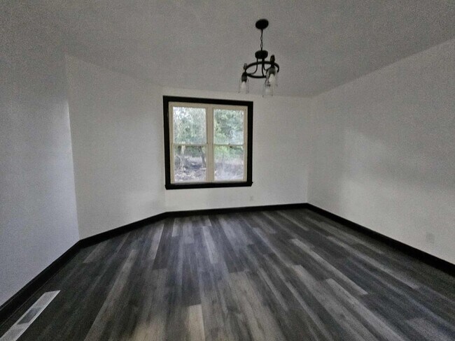 Building Photo - Charming 4 Bedroom 1 Bathroom Home for Rent!