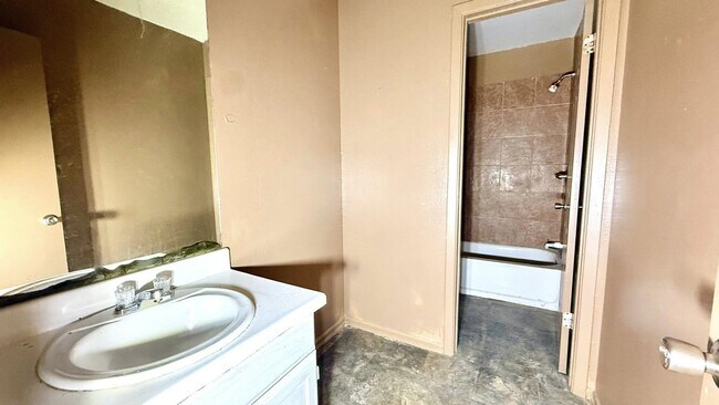 Building Photo - 1001 N Lost Creek Loop