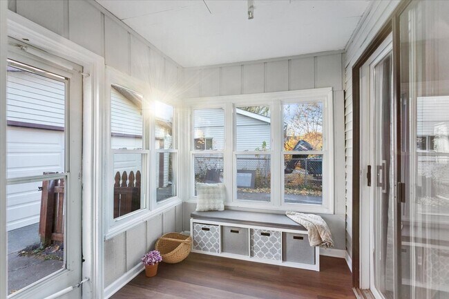 Building Photo - 809 Oakton Ave