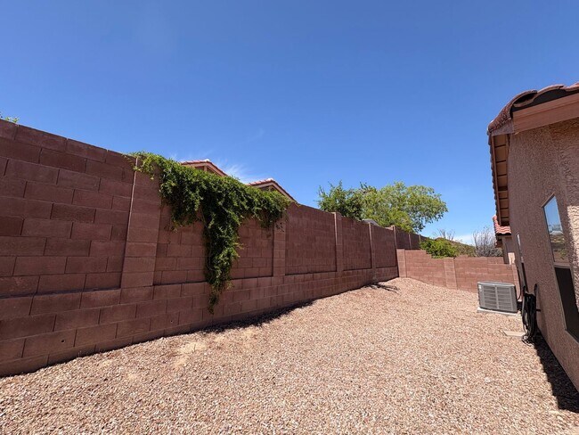 Building Photo - 3 Bed 2 Bath Gated Home On Grant & Silverbell With Community Pool