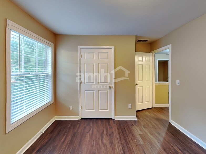 Building Photo - 1584 Silver Ridge Dr