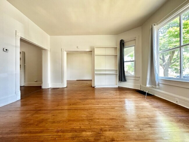 Primary Photo - 122 S Van Buren St