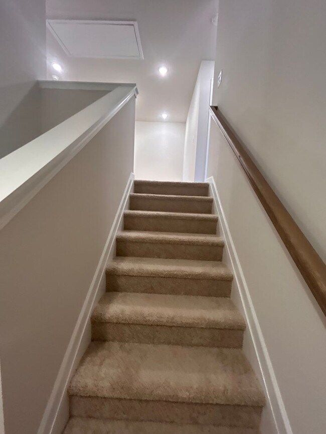 Building Photo - Townhome