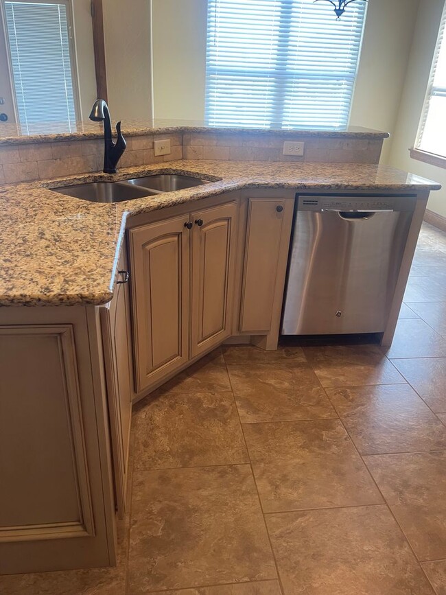 Building Photo - Fully Furnished Three Bedroom, Two Bathroo...