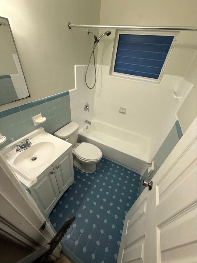 Building Photo - 2/1 - LOW MOVE IN COST! AVAILABLE NOW