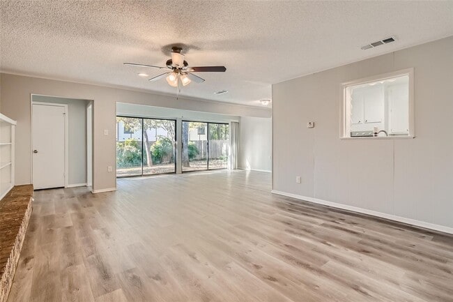 Building Photo - ? Modern 3-Bedroom Bedford Home with Spacious Layout ?