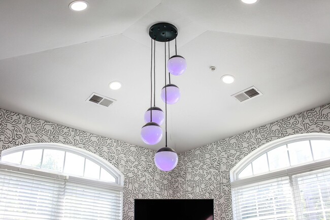 Building Photo - Riverside  Condo-RARE-Ready Jan 26