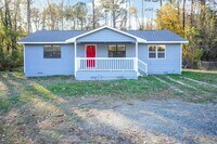 Building Photo - Three Bedroom Home!