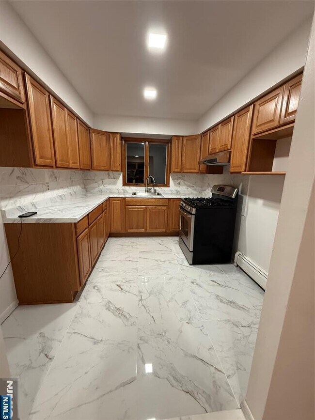 Building Photo - 967 E 23rd St