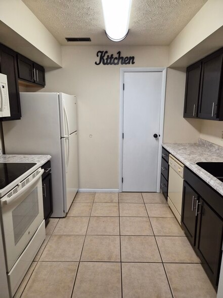 Kitchen - 1600 Northbrook Dr