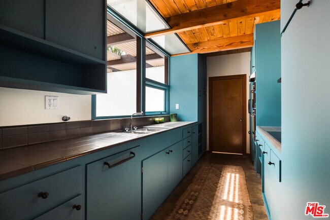 Building Photo - 2020 Mayview Dr