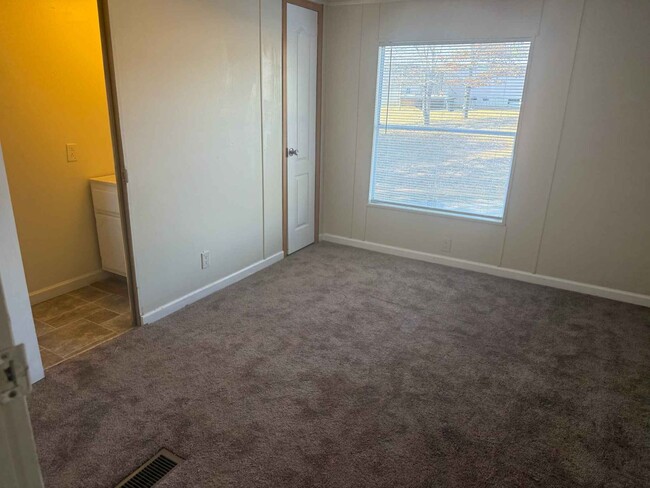 Building Photo - 2 BDR / 1.5BA