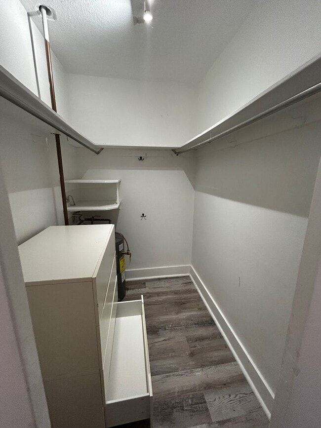 Building Photo - Spacious Studio Beach House Condo!