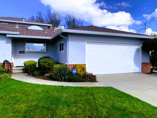 Building Photo - Available Now! Family-Friendly Home Backin...