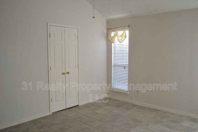 Building Photo - 310 Crestview Dr