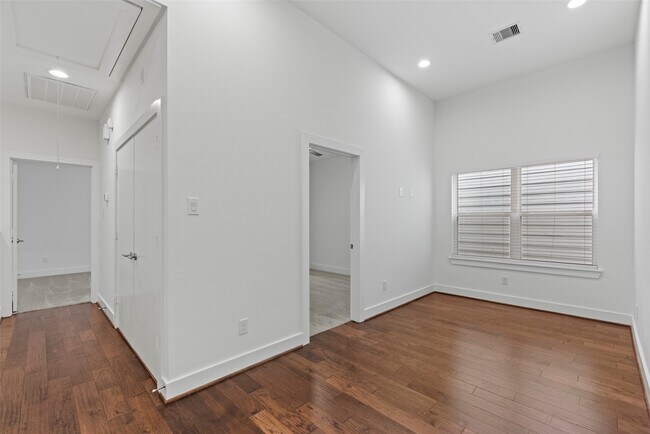 Building Photo - 847 Rachel St