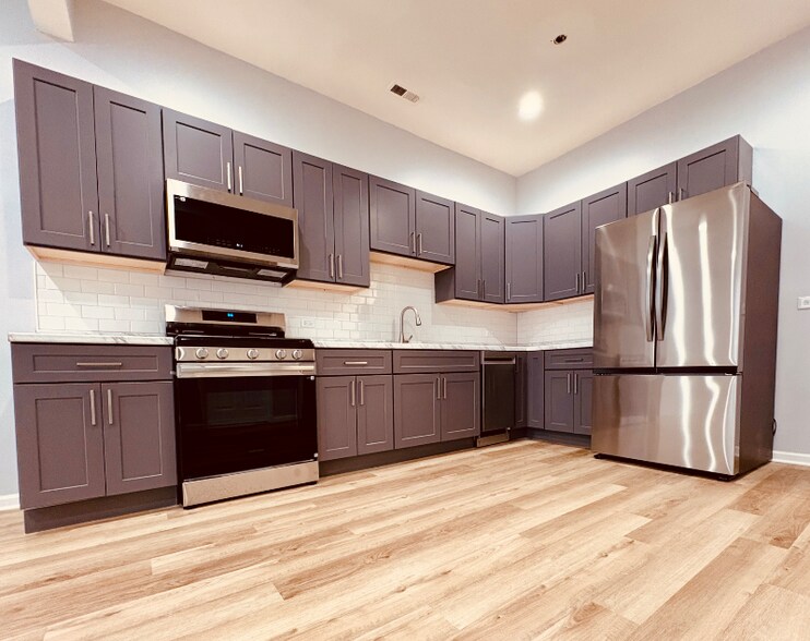 Primary Photo - 2657 W North Ave