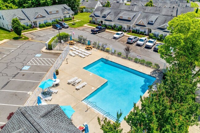Building Photo - Light and bright 3 bedroom 2 bath townhome...