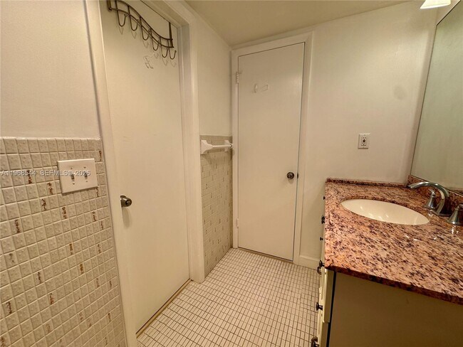 Building Photo - 2855 Leonard Dr