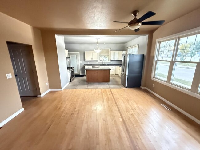 Building Photo - 2057 Maple Ave